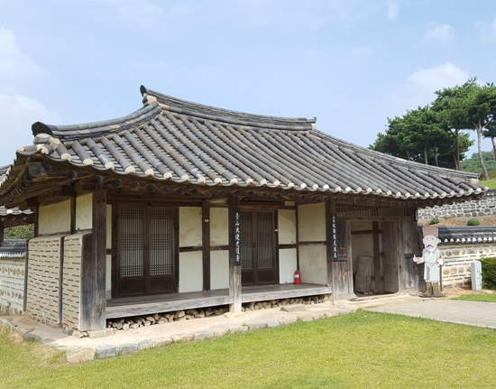 김좌진 장군의 생가. 큰 산으로 둘러싸여 있는 명당에 위치해있다. 