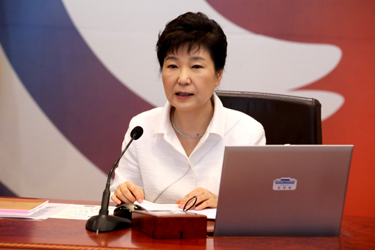 박근혜 대통령이 13일 오전 청와대에서 국무회의를 주재하고 있다. (사진=저작권자(c) 연합뉴스, 무단 전재-재배포 금지)