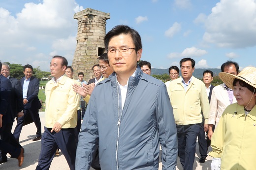 황교안 국무총리가 13일 오후 경주 첨성대를 방문, 지진피해 점검을 하고 있다.(사진=저작권자(c) 연합뉴스, 무단 전재-재배포 금지)