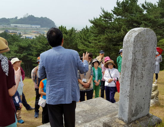 이지함 선생의 묘가 있는 산허리에 올라 관련 설명을 들었다. 