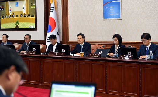 황교안 국무총리가 20일 오전 서울 세종로 정부서울청사에서 국무회의를 주재하고 있다.