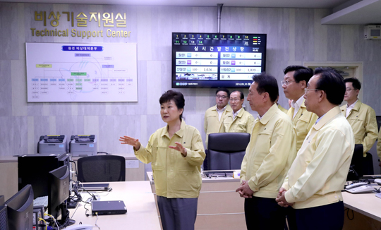 박근혜 대통령이 20일 오후 경주시 양남면 월성원자력발전소 1호기를 방문, 조석 사장으로부터 지진대책 상황보고를 받은 뒤 철저한 안전대책을 주문하고 있다. (사진=저작권자(c) 연합뉴스, 무단 전재-재배포 금지)