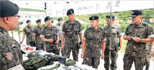 육군11사단 관계자들이 신병교육대에서 직접입영제 최종 준비 현황을 점검하고 있다. 11사단은 다음달 4일 첫 신병 250여명을 맞이한다. (사진=국방일보)