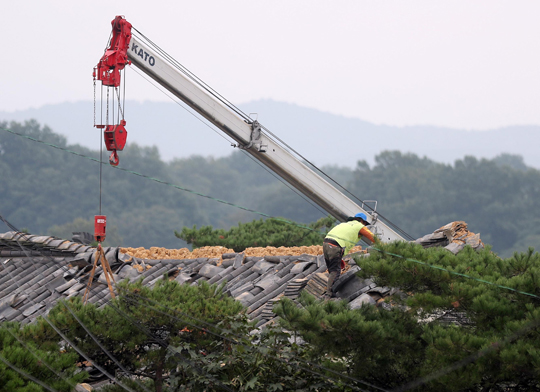 22일 오전 경북 경주시 황남동에서 기술자들이 지진으로 파손된 기와 교체작업을 하고 있다. (사진=저작권자(c)연합뉴스.무단전재-재배포금지)