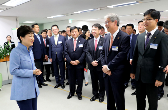 박근혜 대통령이 23일 오전 서울 프레스센터에서 열린 서민금융진흥원 및 중앙 서민금융통합지원센터 개소식을 마친 뒤 임종룡 금융위원장 등 관계자들과 서민금융지원에 대해 대화하고 있다. (사진=저작권자(c)연합뉴스.무단전재-재배포금지)