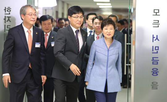 박근혜 대통령이 23일 오전 서울 프레스센터에서 열린 서민금융진흥원 및 중앙 서민금융통합지원센터 개소식에서 임종룡 금융위원장, 김윤영 서민금융진흥원장 등 참석자들과 함께 현판 제막을 마친 뒤 센터건물 안으로 들어서고 있다. (사진=저작권자(c)연합뉴스.무단전재-재배포금지)