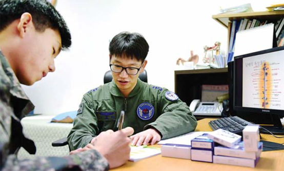 공군작전사령부가 운영하는 금연지원 프로그램에서 금연을 희망하는 장병이 군의관의 상담을 받고 있다.