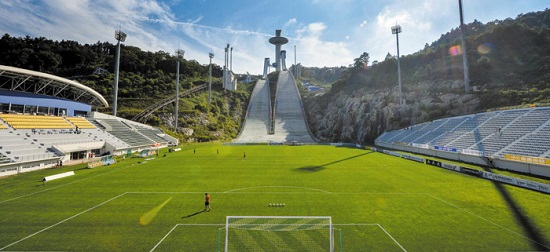 스키점프장이 탈바꿈한 평창 알펜시아 축구장의 전경. (사진=강원도개발공사)