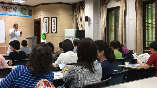 선비문화수련원에서 유교문화와 퇴계 이황선생에 대한 강연이 이어졌다. 관광객들이 천원짜리에 그려진 이황선생의 초상화를 꺼내보고 있다. 