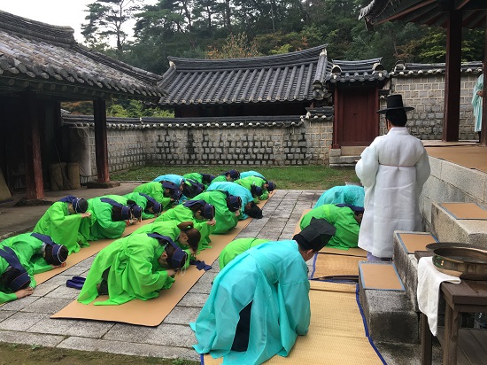 관광객들이 도산서원에서 제를 올리고 있다. 의관을 정제하고 시종일관 진지한 자세로 제를 올렸다. 