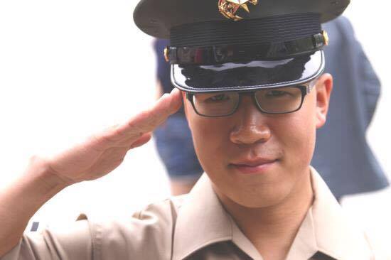 미국에서 태어나 미국 시민권자인 염지호 씨는 스물다섯 남들보다 늦은 나이에 해병대에 입대하여 군복무의 의무를 다했다.