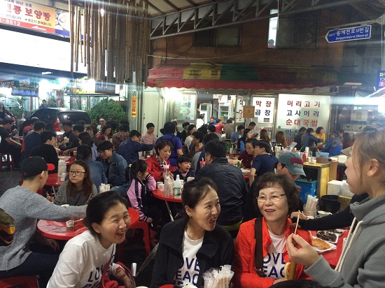 야시장 공터에 먹거리를 즐길 수 있는 테이블이 준비되어 있다.