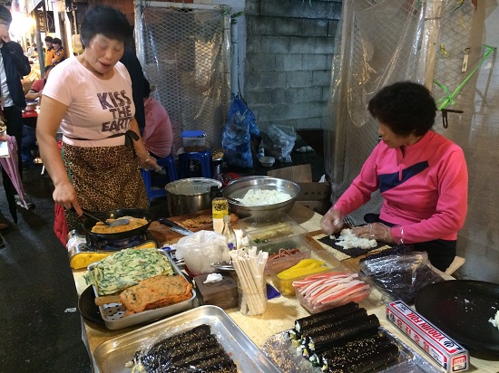 야시장에서 먹거리를 판매하는 상인들