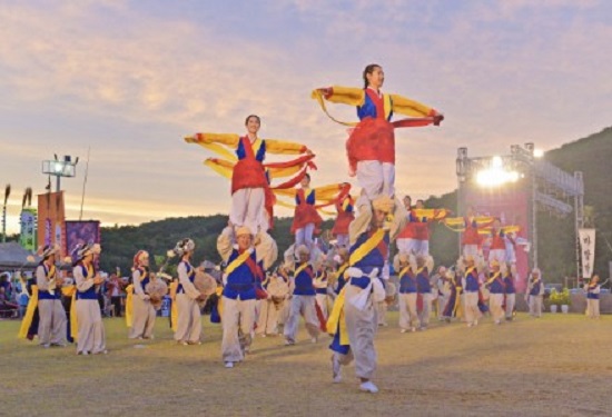 한국민속예술축제에서는 전국의 다양한 민속예술을 경험하고 체험할 수 있다.