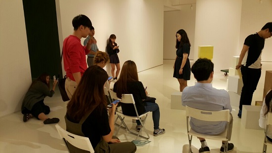 9월 1일 전시회 현장을 직접 답사하고 있는 본선 진출팀들. (사진=통일부)