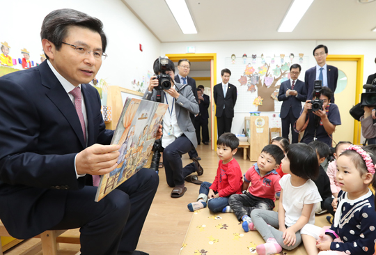7일 오전 황교안 국무총리가 맞춤형 보육현장인 서울 마포구 신석어린이집을 방문, 어린이들에게 전래동화를 읽어주고 있다. (사진=저작권자(c) 연합뉴스, 무단 전재-재배포 금지)
