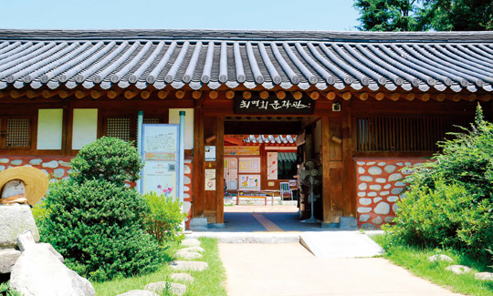 전북 전주시 한옥마을 안에 자리한 최명희문학관에서는 17년간 소설 ‘혼불’ 집필에만 매진한 소설가 작가의 숨결을 느낄 수 있다.(사진=최명희문학관)