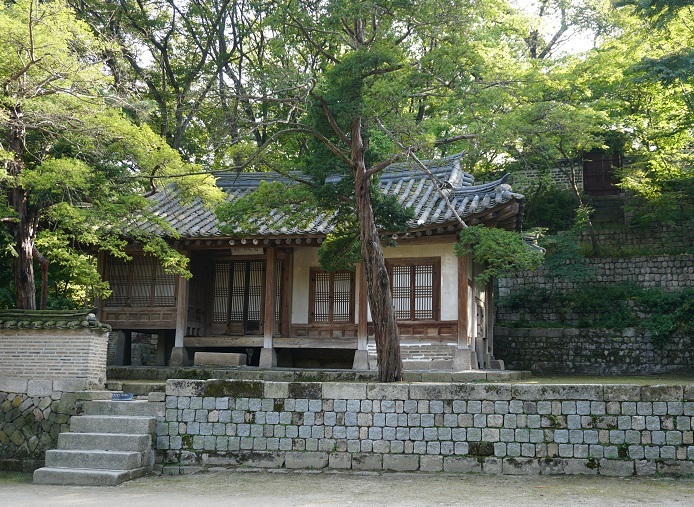 존덕정으로 가는 길에 있는 의두합은 효명세자와 관련된 곳으로 ‘기오헌(奇傲軒)’이라는 현판이 걸려 있다. 존덕정으로 가는 길에 있는 의두합은 효명세자와 관련된 곳으로 ‘기오헌(奇傲軒)’이라는 현판이 걸려 있다.