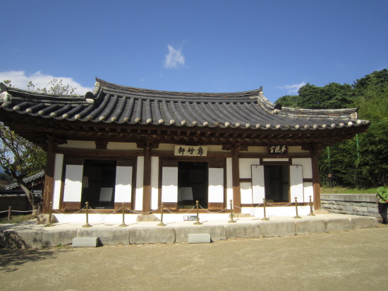 오죽헌의 모습. 오른쪽 방은 신사임당이 용꿈을 꾸고 율곡 이이를 낳았다는 몽룡실이다.