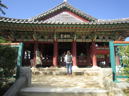 바다와 호수를 품은 절경에 취해 많은 문인들이 시를 지었다고 전해지는 경포대.