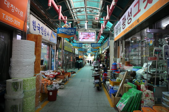 캐노피로 정리된 중앙시장