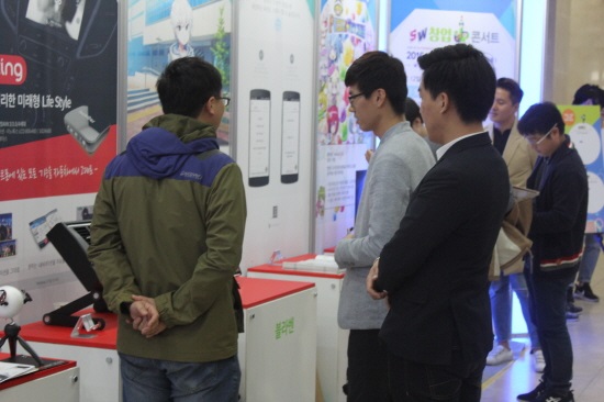 참가자들이 로비에 마련된 제품들을 살펴보고 있다.