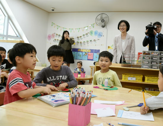 맞춤형 보육이 직장맘, 전업주부 어느 한 쪽으로 수혜가 치우치지 않고 필요에 부응하는 제도로 정착되길 바란다.
