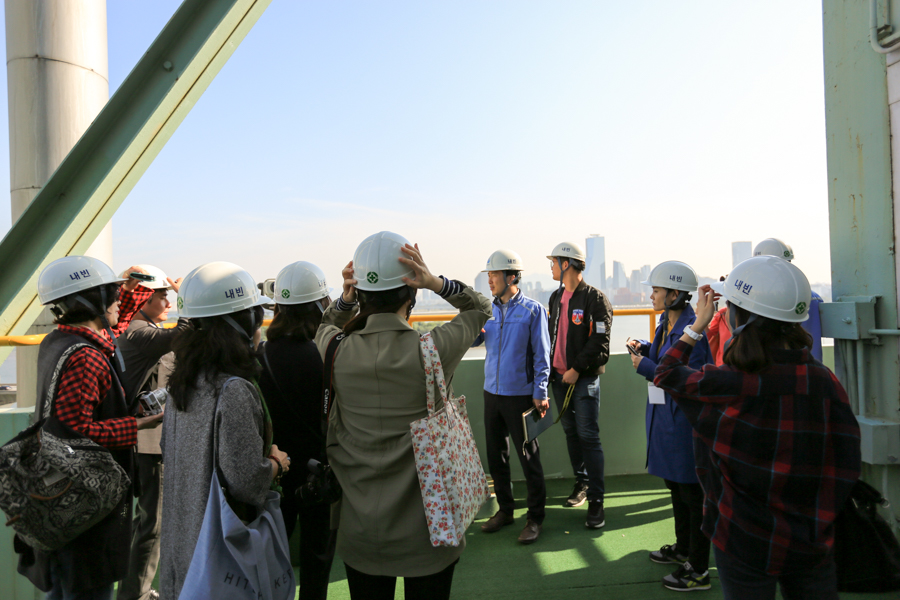 화력발전소를 직접 돌며 설명을 듣는 모습 화력발전소를 직접 돌며 설명을 듣는 모습