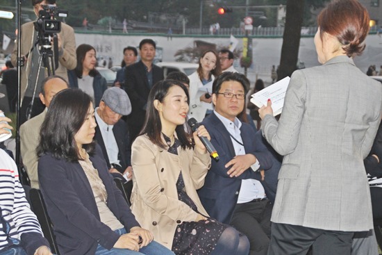 객성 참여자가 의견을 말하고 있다.