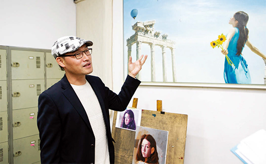 인물화를 주로 그리는 예진우 작가가 자신의 작업실에서 작품에 관하여 설명하고 있다.