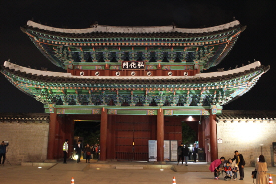 창경궁의 정문인 홍화문의 모습.