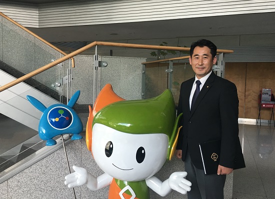 한국소방산업기술원의 마스코트인 안심이와 함께한 인사담당관리자 경영관리부의 임채필 부장. 
