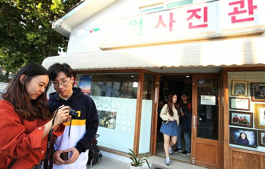 영화 ‘8월의 크리스마스’의 배경이 된 초원사진관. 관광객들이 사진관을 둘러보고 있다.