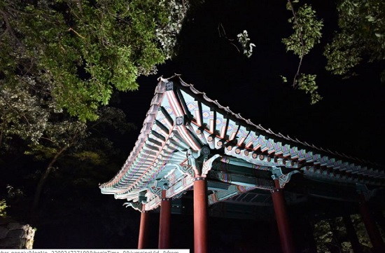 달빛을 따라 걸어보는 공산성 외곽길은 공주를 또 다른 매력으로 빠져들게한다.(출처=공주시 블로그)