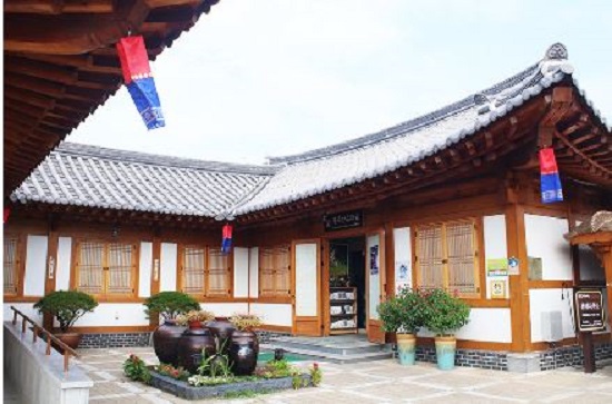 공주 한옥마을에서는 단순한 숙박뿐만 아니라 백제와 관련된 체험과 전통혼례까지 가능하다.(출처=공주시 블로그)