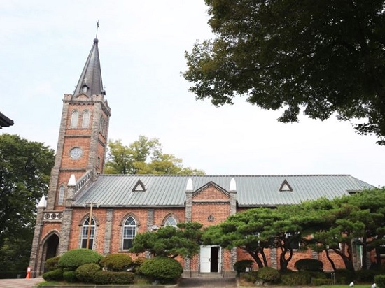 중동성당은 웅장하면서 고딕 건축 양식을 잘 보여주는 근현대 구조물이다.(출처=공주시 블로그)