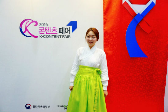 K-Ribbon Selection에 전시된 한복을 직접 체험해 볼 수 있었다.