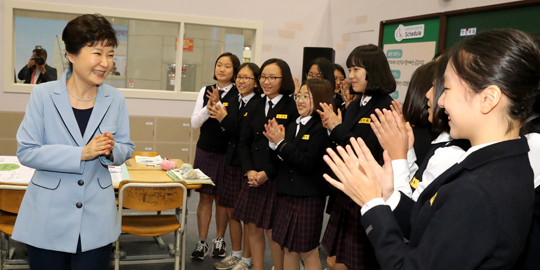  박근혜 대통령이 20일 오전 고양 킨텍스에서 열린 2016 대한민국 행복교육 박람회에서 자유학기제 콘서트관을 방문, 학생들과 대화하고 있다. (사진=저작권자(c) 연합뉴스, 무단 전재-재배포 금지) 