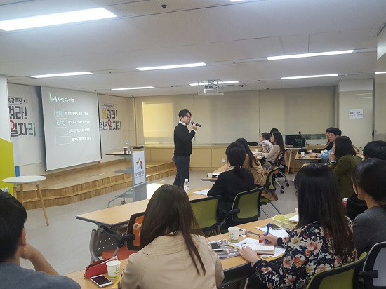 @강의내용을 꼼꼼히 필기하는 청년