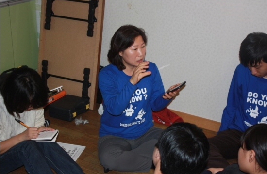 독도에 대해 토론을 진행하고 있는 황선미 교수. 오른쪽이 필자다.
