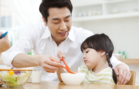 아침 식사를 하고 있는 가족 아침 식사를 하고 있는 가족