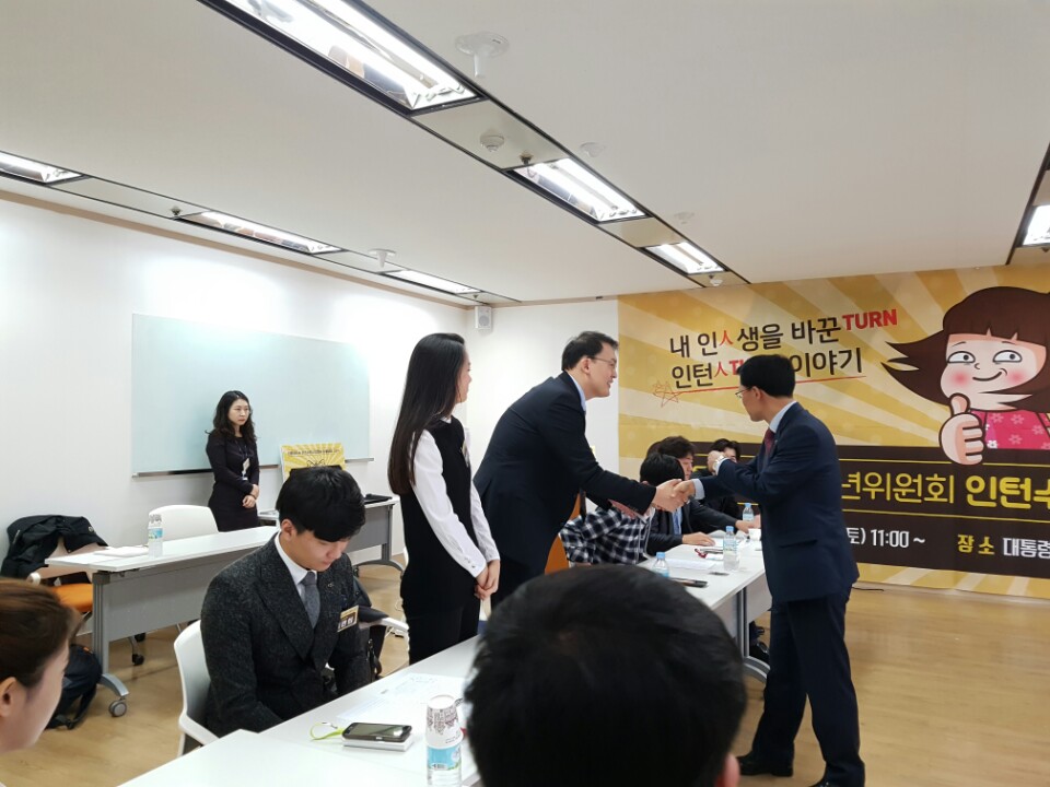 시상식 참석자들과 함께하시는 청년위원장님 시상식 참석자들과 함께하시는 청년위원장님