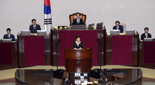 박근혜 대통령이 24일 오전 국회 본회의장에서 예산안 시정연설을 하고 있다. (사진=저작권자(c) 연합뉴스, 무단 전재-재배포 금지)