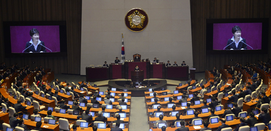 박근혜 대통령이 24일 오전 국회 본회의장에서 예산안 시정연설을 하고 있다. (사진=저작권자(c) 연합뉴스, 무단 전재-재배포 금지)