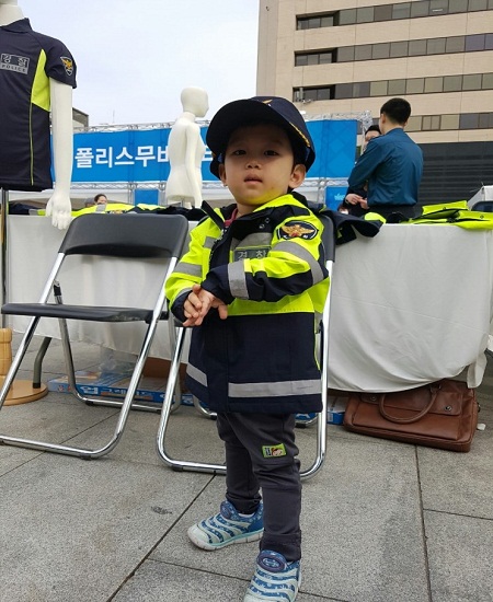 우리의 히어로 경찰관이 좋은 꼬마