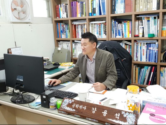 폴리텍대학에서 업무를 하고 있는 강용석 교수.