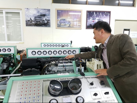 강용석 교수가 교육용 시뮬레이터를 가동해 보고 있다.