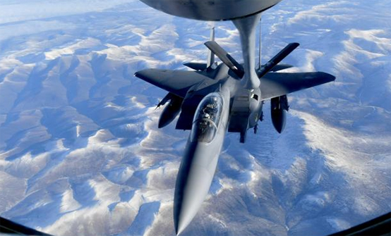 레드플래그 알래스카 훈련에 참가한 F-15K 전투기가 미 공군의 공중급유기 KC-135로부터 공중급유를 받고 있다. 우리 공군 F-15K 6대는 훈련 참가와 복귀 모두 동일하게 약 8100㎞를 10시간 동안 무기착 비행으로 태평양을 건넜다.