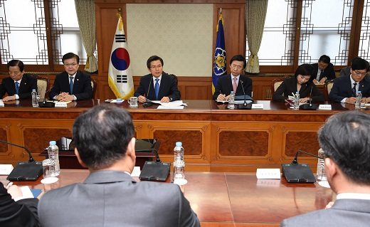 27일 오전 서울 세종로 정부서울청사에서 최순실 씨 국정개입 의혹과 관련한 국정 정상화 방안을 논의하기 위한 국무위원 간담회가 황교안 국무총리 주재로 열리고 있다.