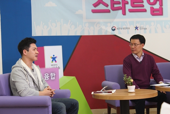 클래스팅 조현구 대표가 자사의 교육 소셜네트워크서비스에 대해 설명하고 있다.